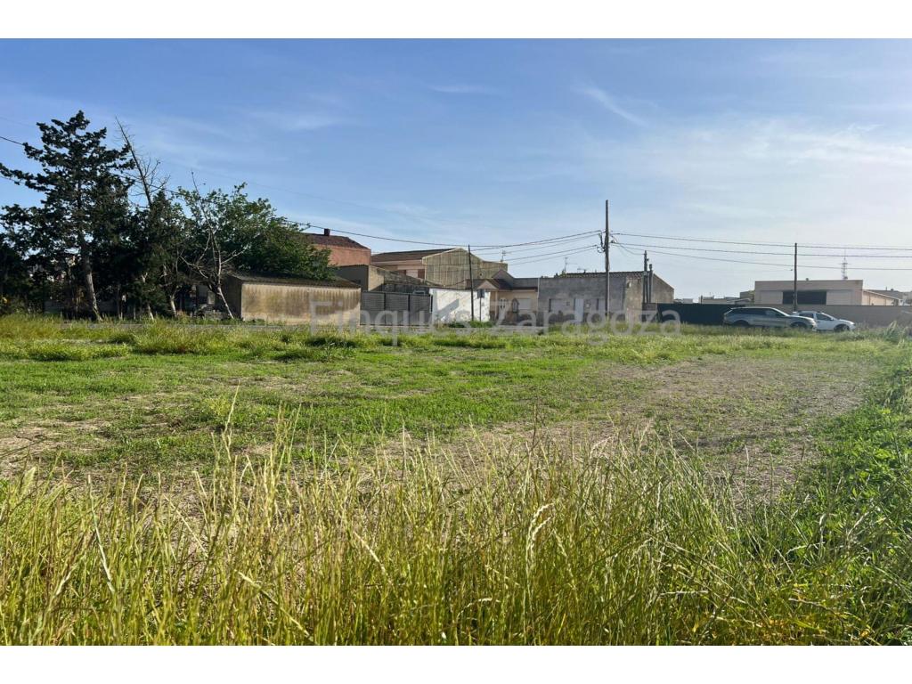 Plot of 714 m² located in a very quiet area known as “Els Hortets”, in the Jesús y María neighborhood (Deltebre).This is a plot that faces three streets, so it only has one neighboring property on one side. Urban planning regulation: R6.2.